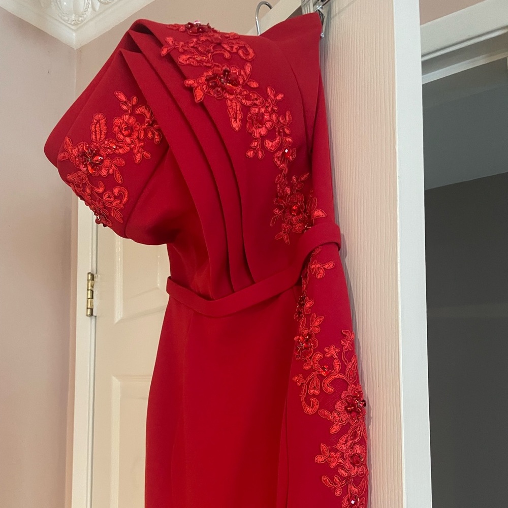 It’s a beautiful long dress with a tale very figure flattering tube top dress